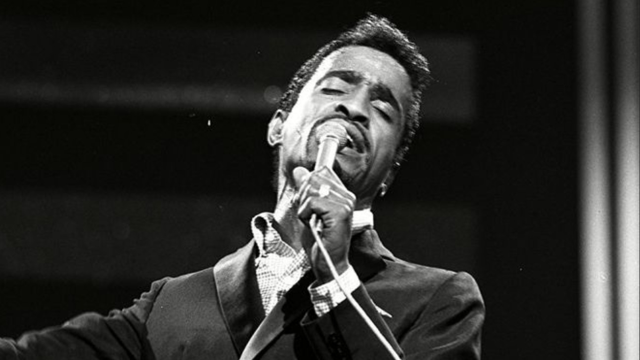 Байопик. Sammy Davis Jr 1960. Сэмми Дэвис с микрофоном. Sammy Davis Sway. Сэмми Дэвис младший гиф.